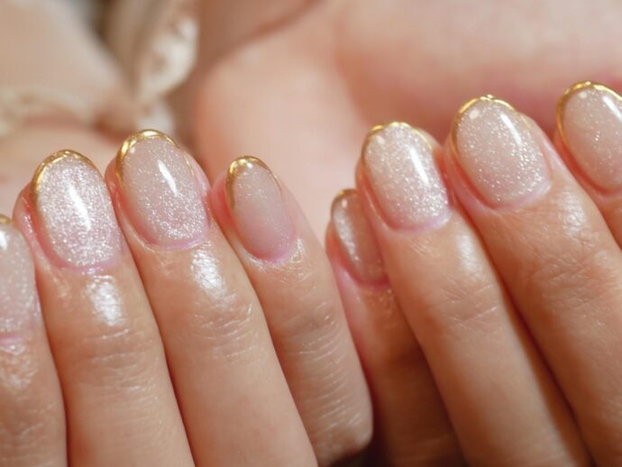 マグネットネイルにミラースキニーフレンチを施したネイルデザイン