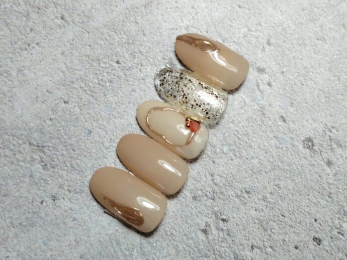 ニュアンスネイルとミラーアートの組み合わせネイルデザイン