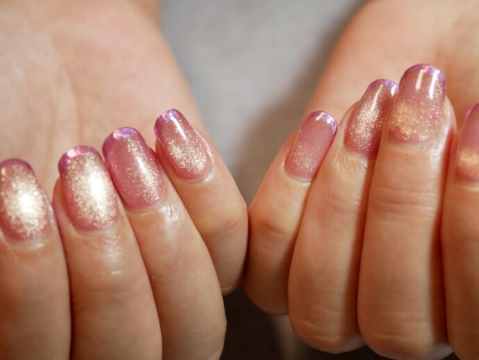 ピンクのミラーフレンチのピンクのマグネットネイル