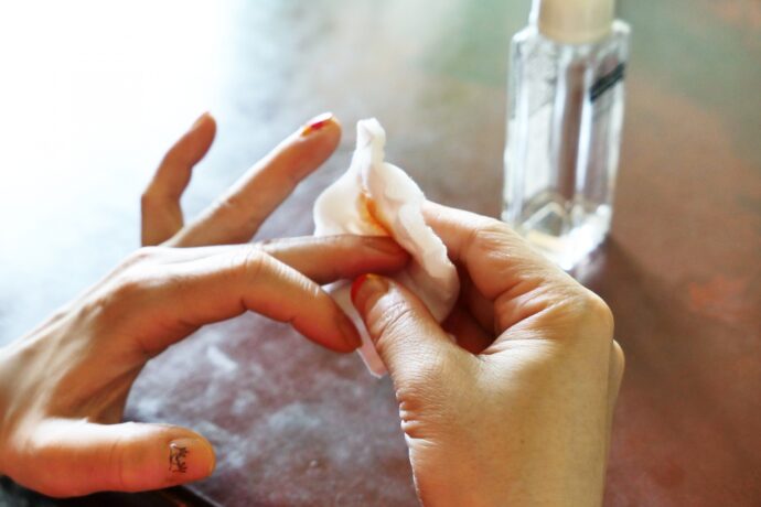 マニキュアを落として落としている様子