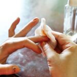 マニキュアを落とす様子