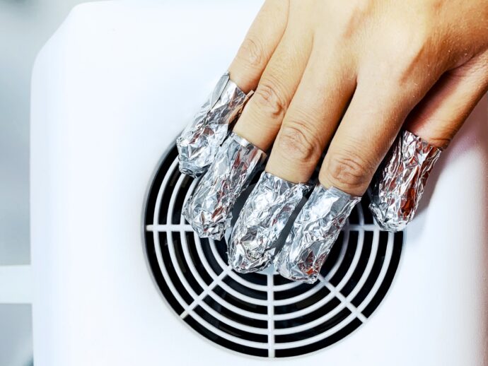 アルミを巻いたネイルオフ中の指先