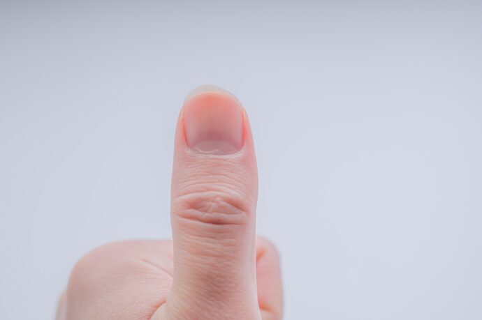男性の親指のアップした様子