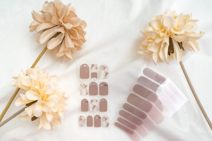 ラップタイプのネイルシールとドライフラワー