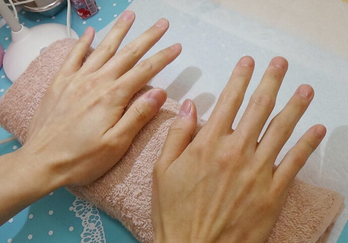 ネイルサロンでネイルケアしてもらう男の手