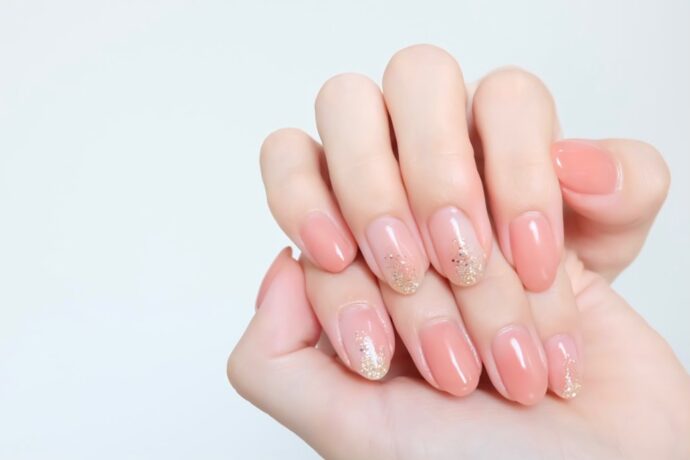 ピンクとラメの先端ネイル