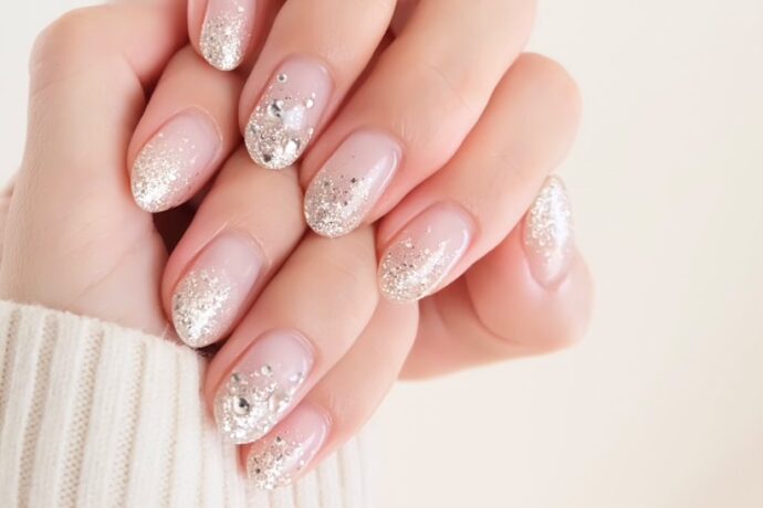 ラメグラデをした女性の手元