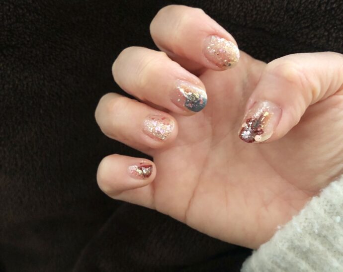 爪先だけカラーを塗ったネイル