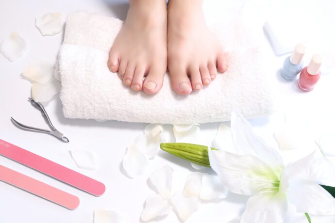 フットネイルのケアをはじめる様子