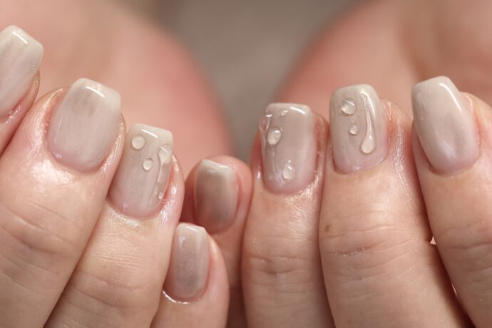 水滴ネイルをした手元