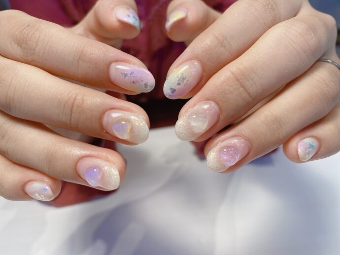 ぷっくりネイルをした手元