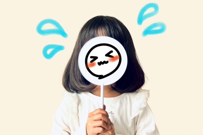 困って顔から汗が出ているパネルを持った女性