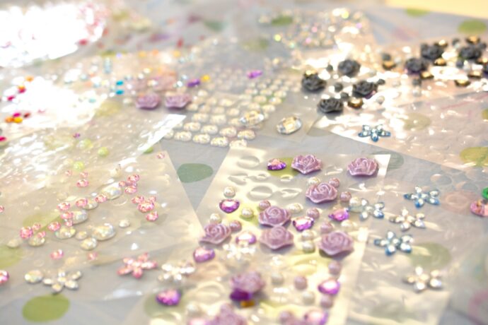 重なり合ったワンポイントタイプのネイルシール