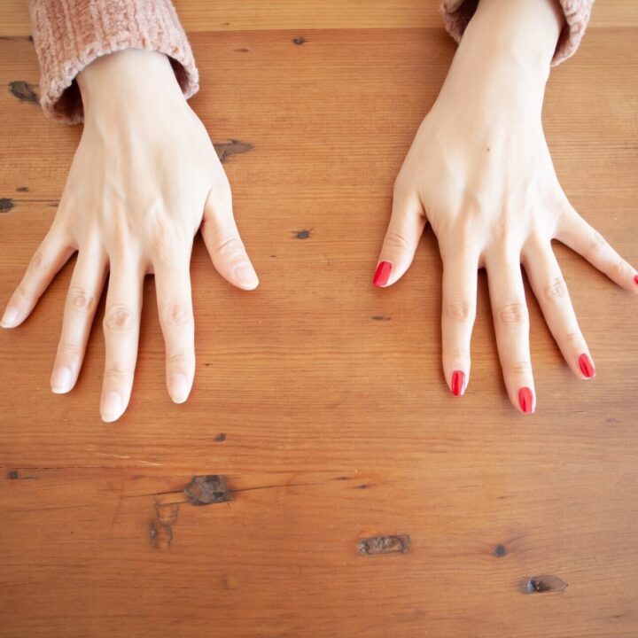 ネイルポリッシュの落とし方は？スルッと簡単にオフするやり方とコツを紹介