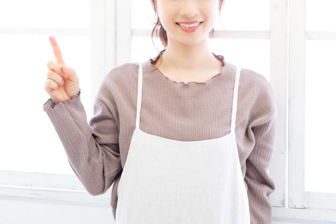 ポイントを示すエプロン姿の女性