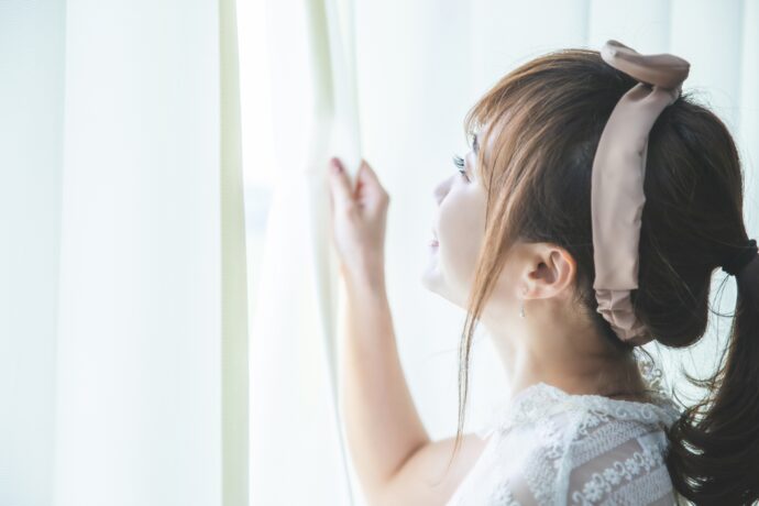 換気をする女性