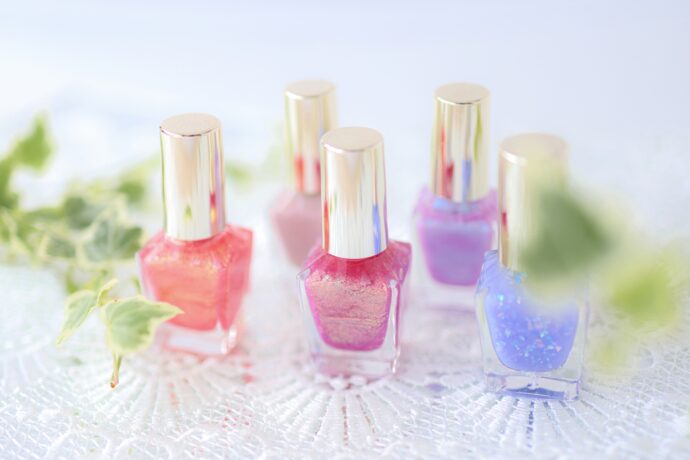 ５色のラメマニキュアボトルが並ぶ様子