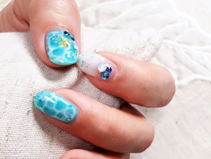 ブルーのドロップネイルデザイン