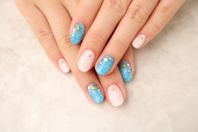 ドロップネイルとホワイトのワンカラーネイルデザイン