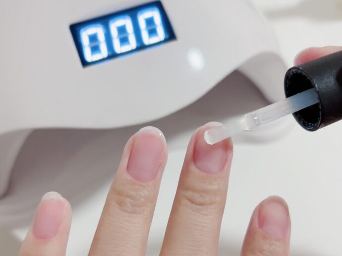 セルフジェルネイルでベースジェルを塗る様子