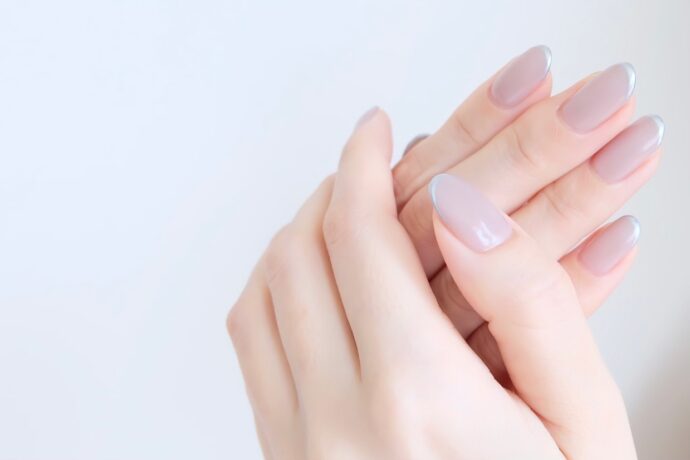 グレーのジェルネイルを付けた手元