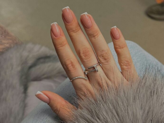 白のスキニーフレンチした女性の手