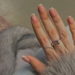 白のスキニーフレンチした女性の手