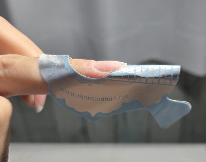 爪にネイルフォームを装着している様子