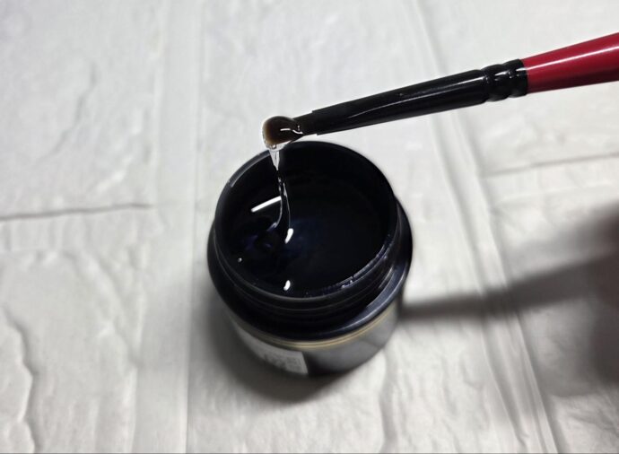 筆でクリアジェルを取る様子