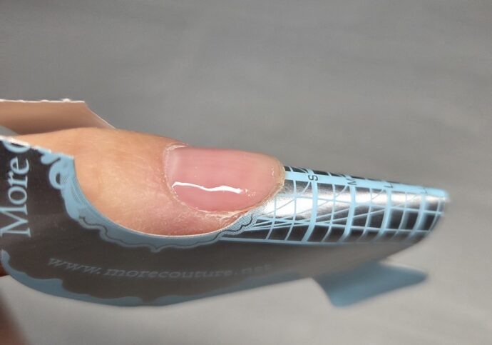 ネイルフォームをした爪にジェルを塗った様子