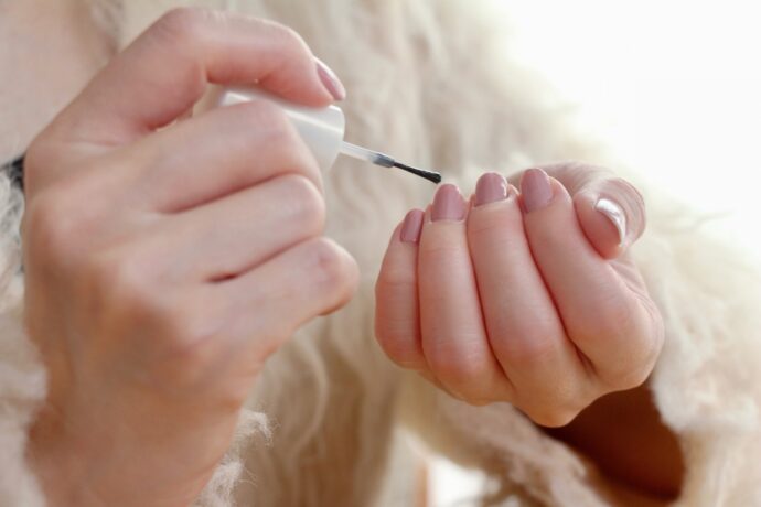 マニキュアを塗っている女性の手元のアップ