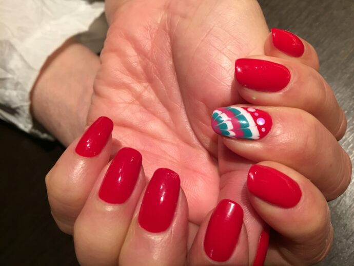 赤いワンカラーとピーコックネイル