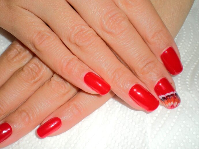 ピーコックネイルと赤いワンカラーネイル