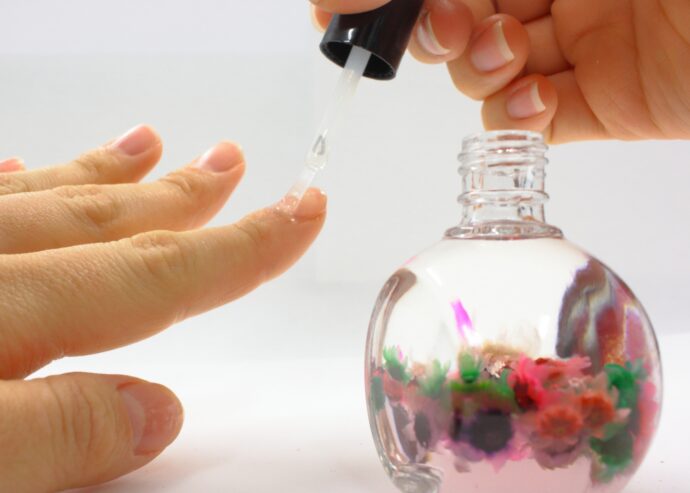 爪にネイルオイルを塗る様子