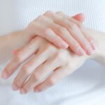 爪がボコボコになったり、甘皮がなくなってしまう原因と対処方法を解説する記事のサムネイル