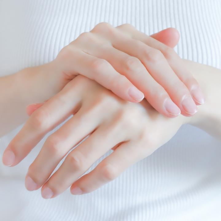 爪がボコボコ＆甘皮なしの悩みをネイリストが徹底解説！原因・治し方ガイド