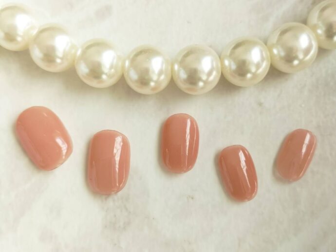 ヌーディーコーラルのワンカラーネイルデザイン