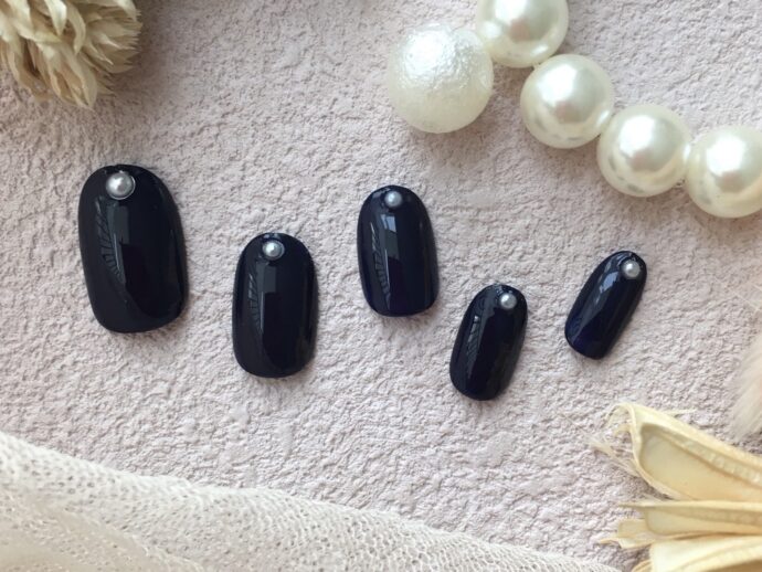 ネイビーワンカラーとストーンのワンポイントネイルデザイン