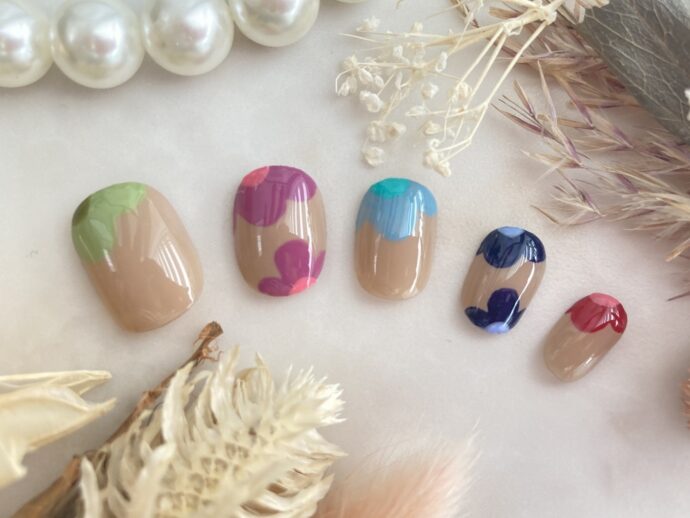 個性派フラワー多色ネイルデザイン