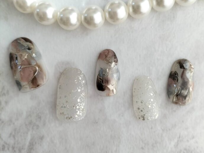 グレーやブラウンとホワイトのニュアンスネイルデザイン