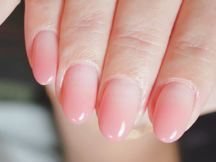 ライトピンクのグラデーションネイルデザイン