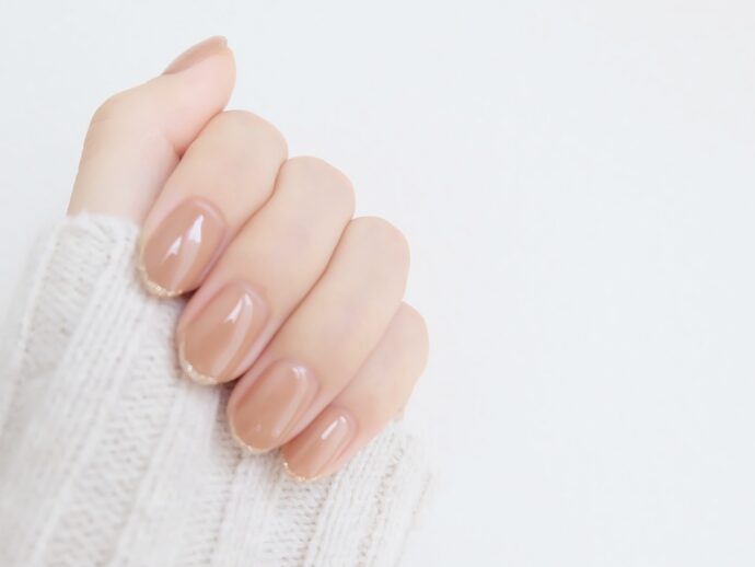 ベージュとゴールドの細フレンチネイルデザイン