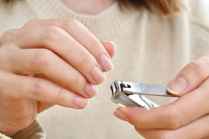 爪切りを使う女性の手元