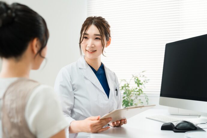女性医師の診察を受ける患者