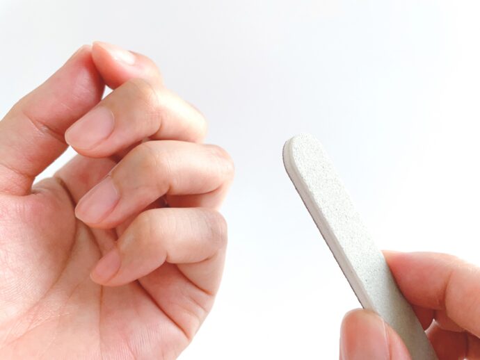 ネイルケア中の手元のアップ