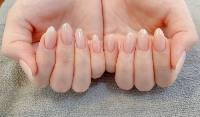 ヌーディーネイルをした指先