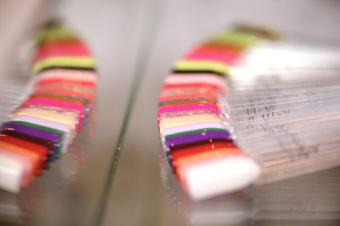 スティック状のネイルカラーサンプル