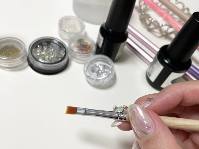 セルフネイル中の手元とデスク