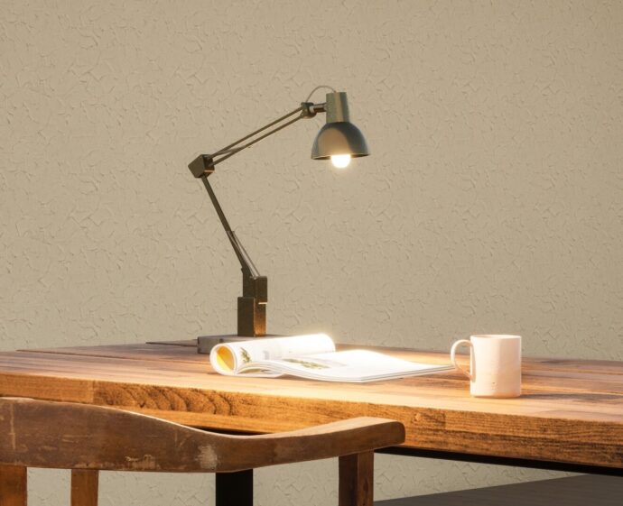 デスクライトでノートを照らす様子