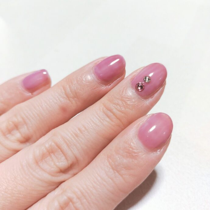 ラインストーンを縦に並べたネイル